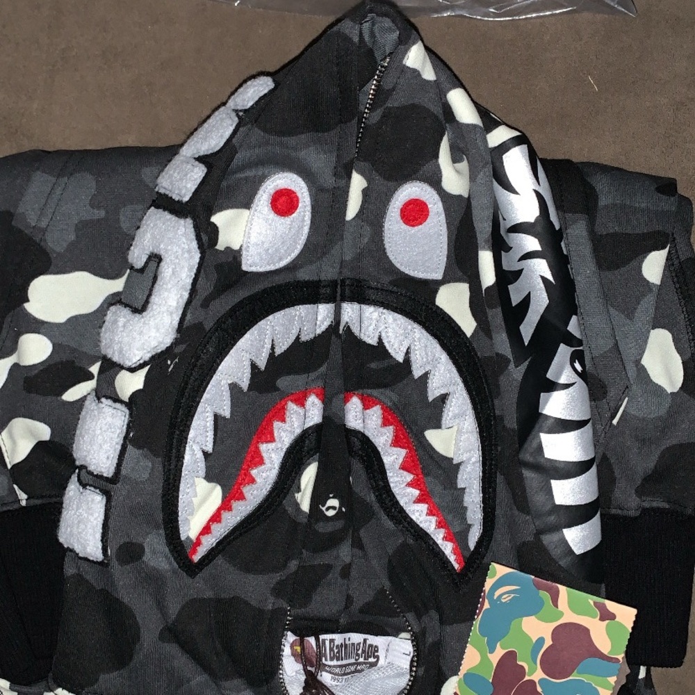 BAPE City Camo Shark Full Zip Hoodie(BLACK) Size L . It glows in the dark